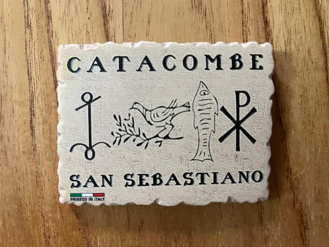 Símbolos cristãos nas Catacumbas de São Sebastião em Roma — âncora, pomba, peixe e cristograma