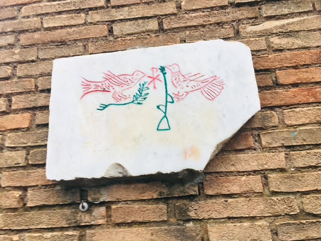 Símbolos cristãos nas Catacumbas de Roma: a Pomba e o Chri Rho. 