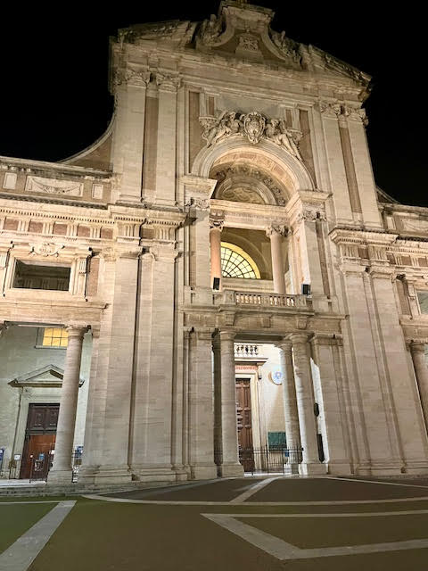 Fachada da Basílica de Santa Maria dos Anjos em Assis, ligada à espiritualidade de São Francisco e Santa Clara.