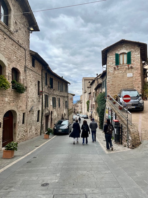 Rua medieval de Assis com casas de pedra, vista típica da cidade de São Francisco e Santa Clara.