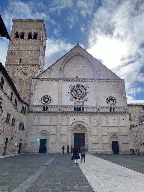 Catedral de São Rufino em Assis, onde São Francisco e Santa Clara receberam o Batismo.