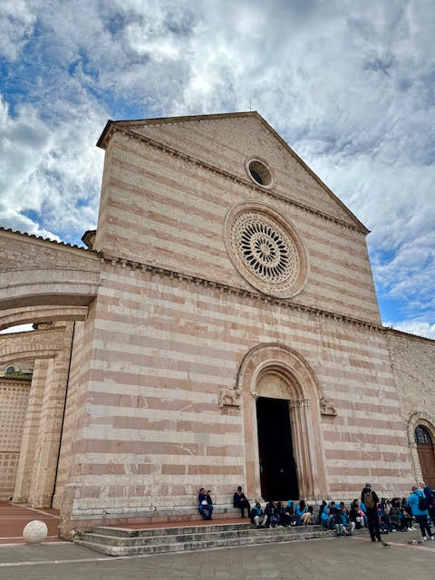 Fachada da Basílica de Santa Clara em Assis, ligada à espiritualidade de São Francisco e Santa Clara.