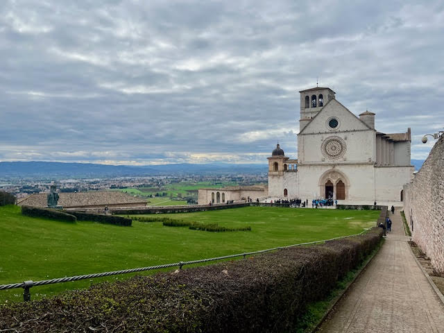 Vista da Basílica de São Francisco de Assis, em Assis Itália.