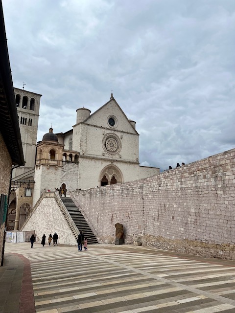 Fachada da Basílica de São Francisco em Assis, um dos lugares mais importantes ligados a São Francisco e Santa Clara.