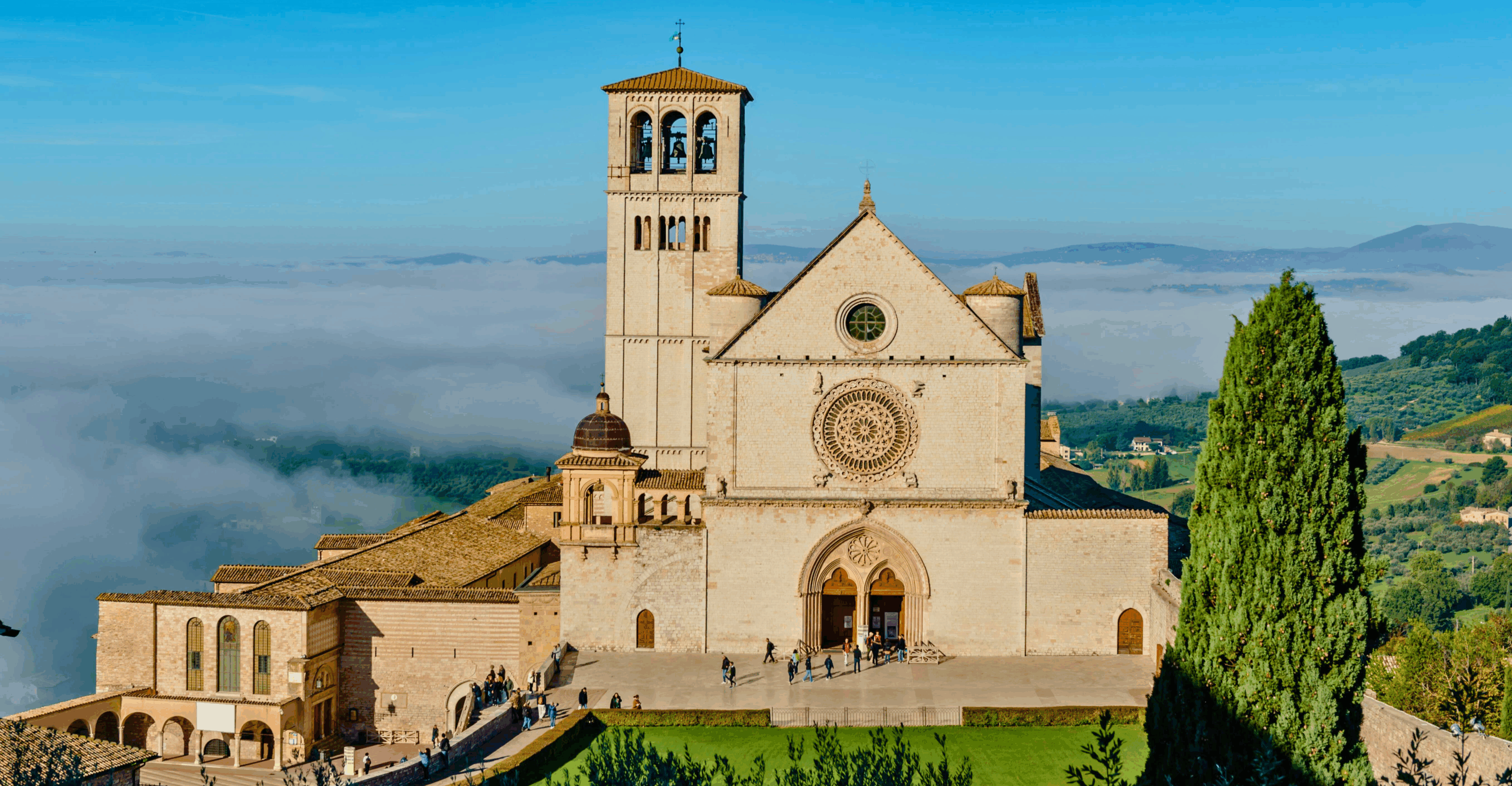 Basílica de São Francisco de Assis ao amanhecer – excursões e peregrinação religiosa na Itália.