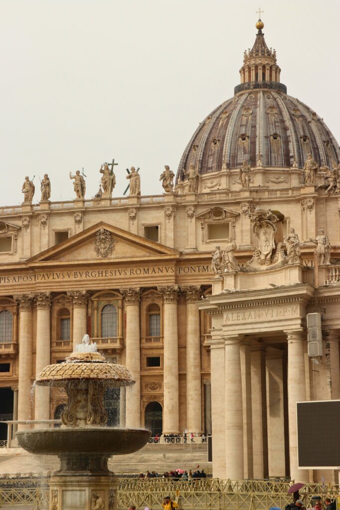Fachada da Basílica de São Pedro com sua cúpula monumental em Roma Cristã.