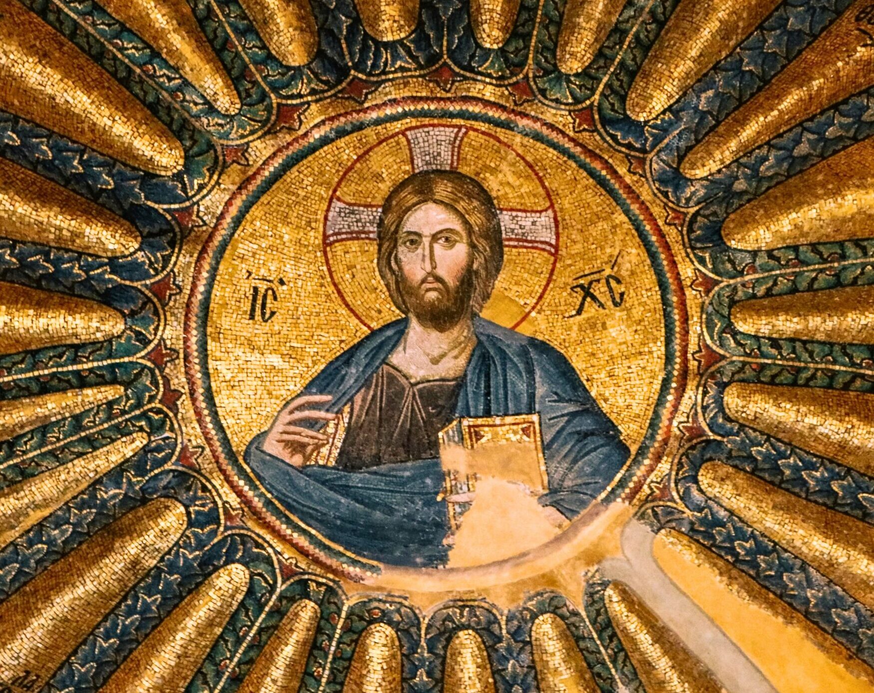 Imagem de Cristo em mosaico dourado, símbolo da fé e da presença divina nas basílicas de Roma.