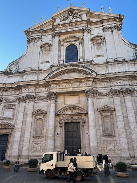 Fachada barroca da Igreja de Santo Inácio de Loyola em Roma, localizada na Piazza Sant’Ignazio.