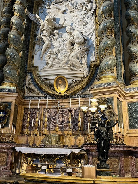 Sepulcro de São Luís Gonzaga na Igreja de Santo Inácio de Loyola em Roma, localizado no altar do transepto direito.