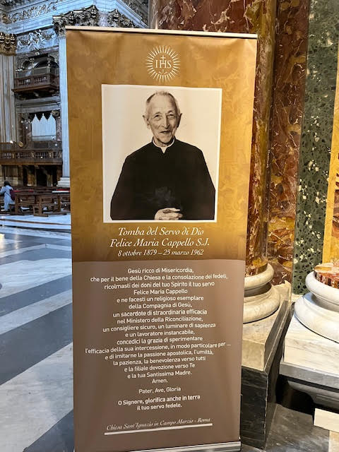 Banner ao lado do sepulcro do Servo de Deus padre Felice Maria Cappello, S.J., na Igreja de Santo Inácio de Loyola em Roma.