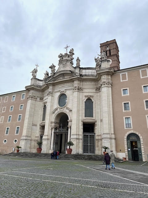 fachada da Basílica de Santa Croce in Gerusalemme, onde se guardam relíquias da Paixão de Jesus Cristo em Roma