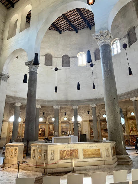 Interior da Igreja de Santo Stefano Rotondo, igreja paleocristã de planta circular