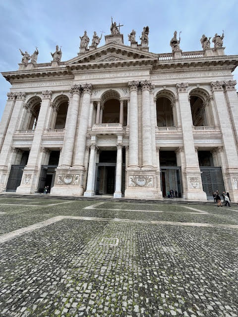 Fachada monumental da Basílica de São João de Latrão, a Catedral de Roma