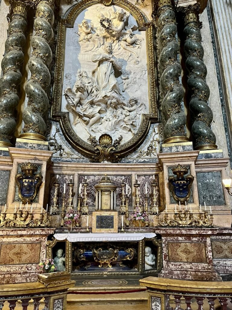 Sepulcro de São Luís Gonzaga, na Igreja de Santo Inácio de Loyola, Roma.