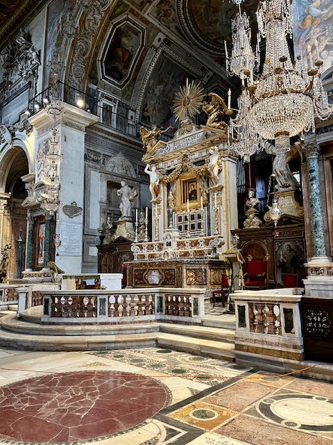 Interior da Basílica de Santa Maria in Aracoeli, em Roma, local da veneração do Santo Bambino.