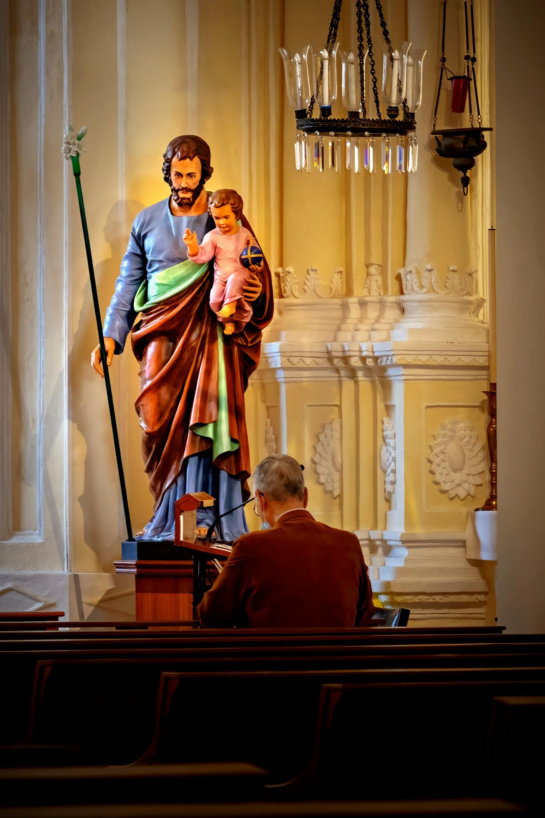 Imagem devocional de São José, guardião da Sagrada Família, associada ao manto de São José