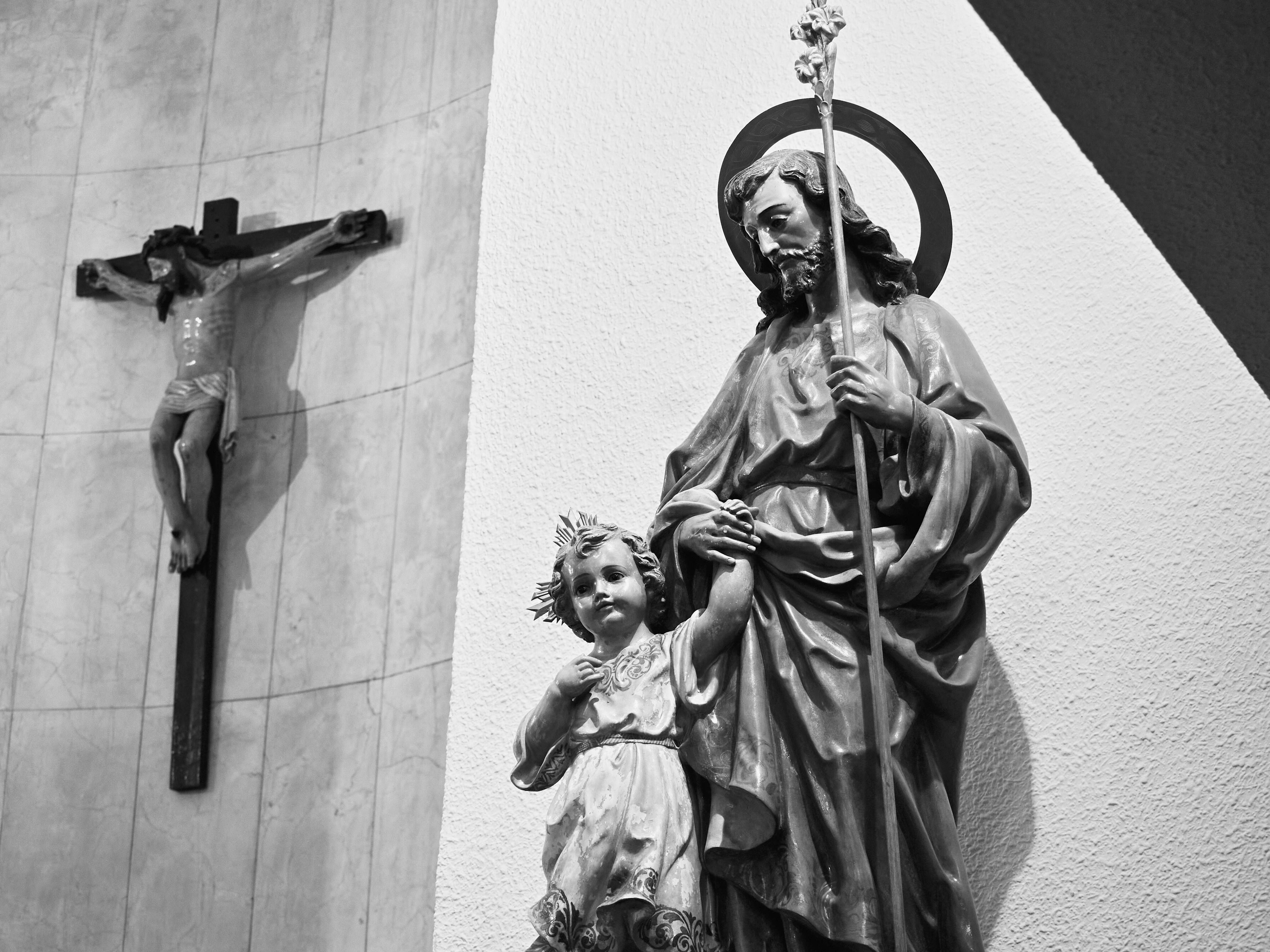 Estátua de São José com o Menino Jesus, símbolo da paternidade silenciosa e da missão confiada por Deus à Sagrada Família