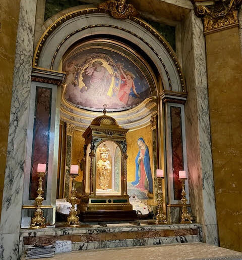 Santo Bambino di Aracoeli no altar da Basílica de Santa Maria in Aracoeli, em Roma