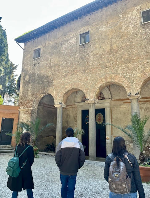 Chegada à Basílica de Santo Stefano Rotondo al Celio, em Roma, no Monte Célio
