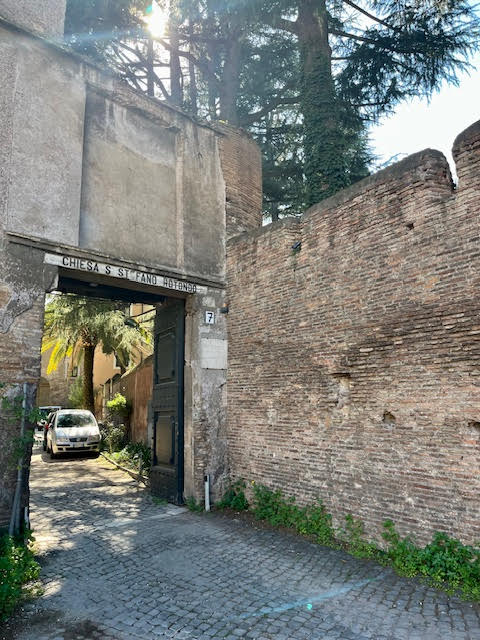 Entrada externa da Basílica de Santo Stefano Rotondo al Celio no Monte Célio, em Roma