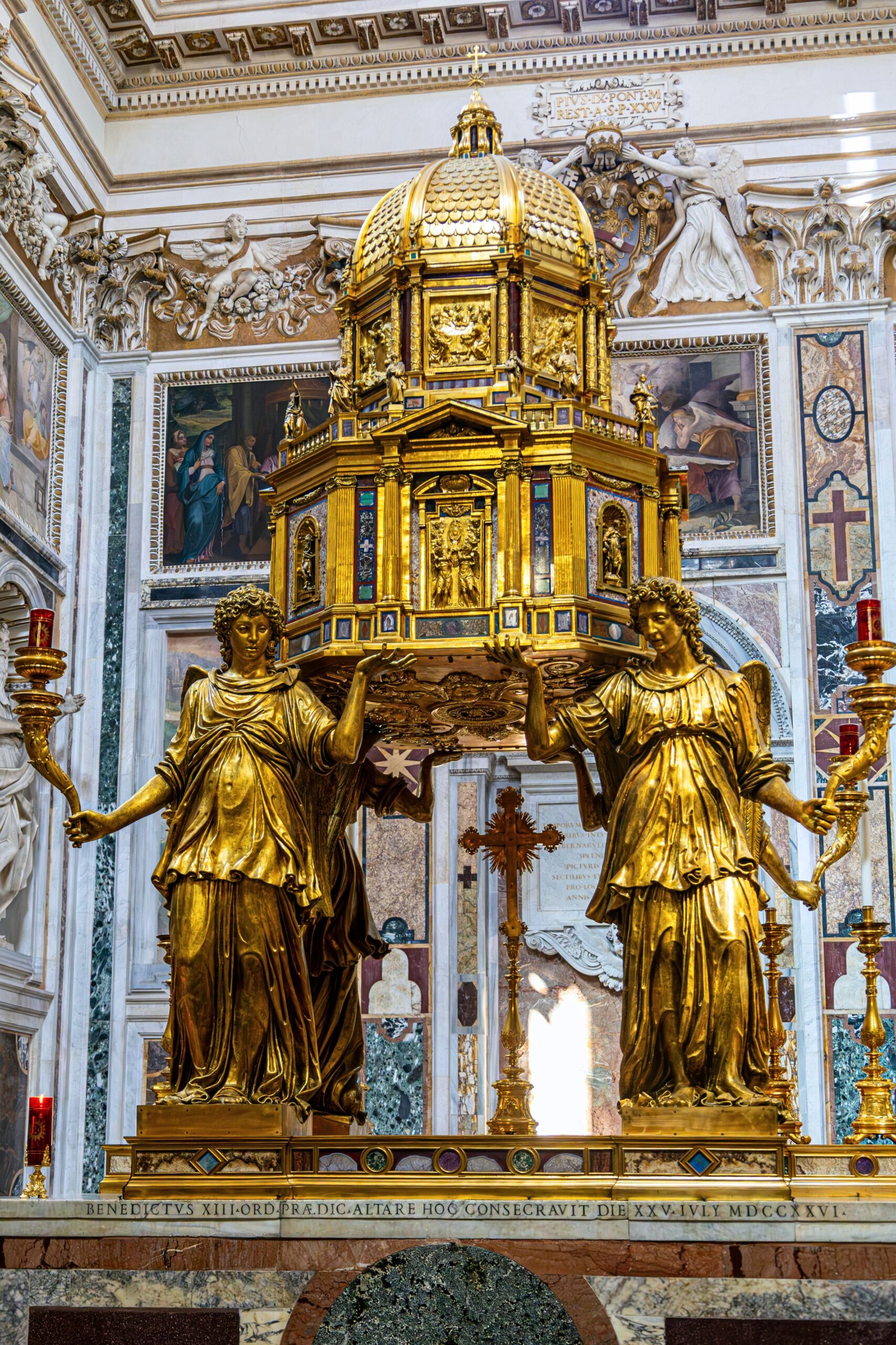 Cibório dourado na Capela Sistina da Basílica de Santa Maria Maior em Roma, sustentado por anjos