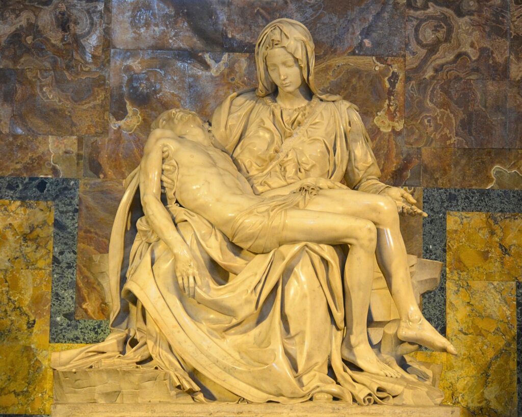 A obra prima de Michelangelo: Pieta, que se encontra na Basílica de São Pedro. 
