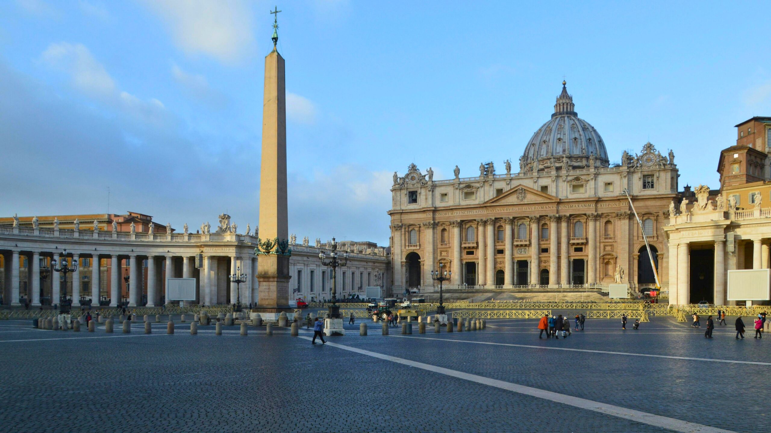 Praça de São Pedro com o obelisco egípcio, e a Basílica de São Pedro, uma das quatro basílicas papais de Roma. 