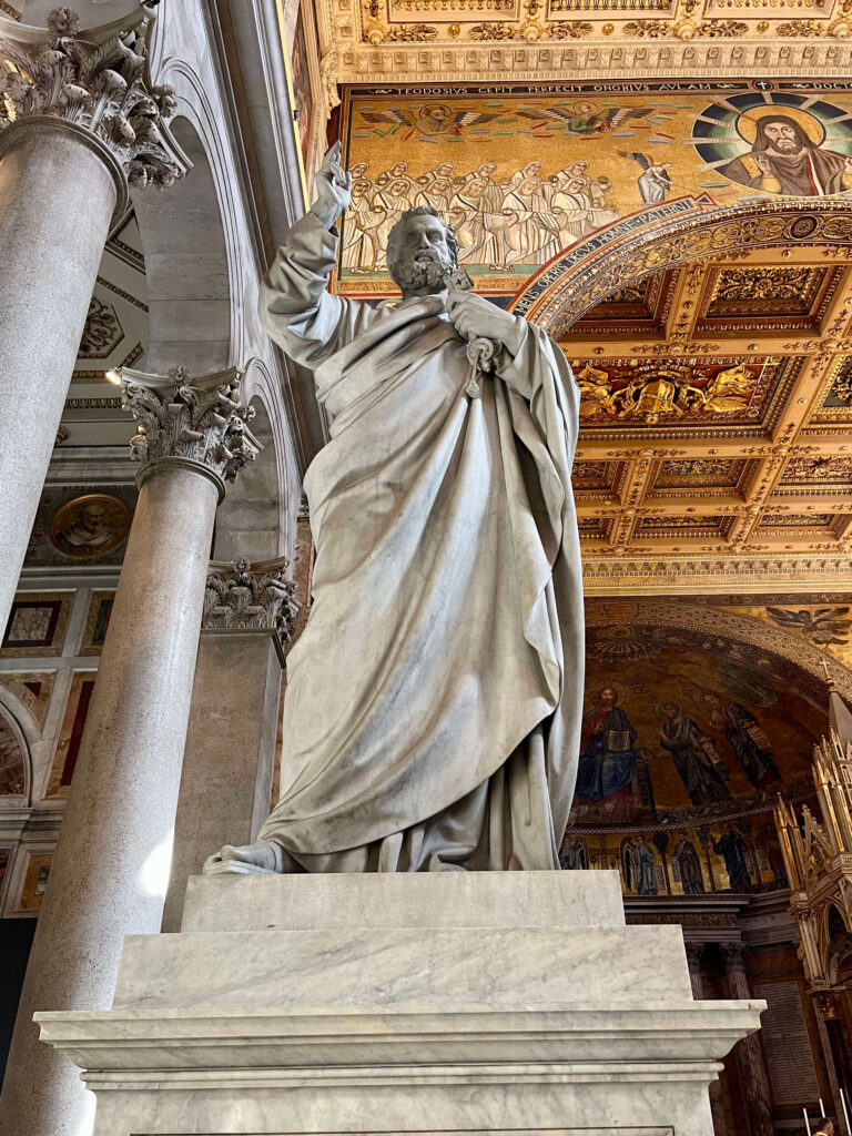 estátua de são pedro na basílica de são paulo fora dos muros em roma