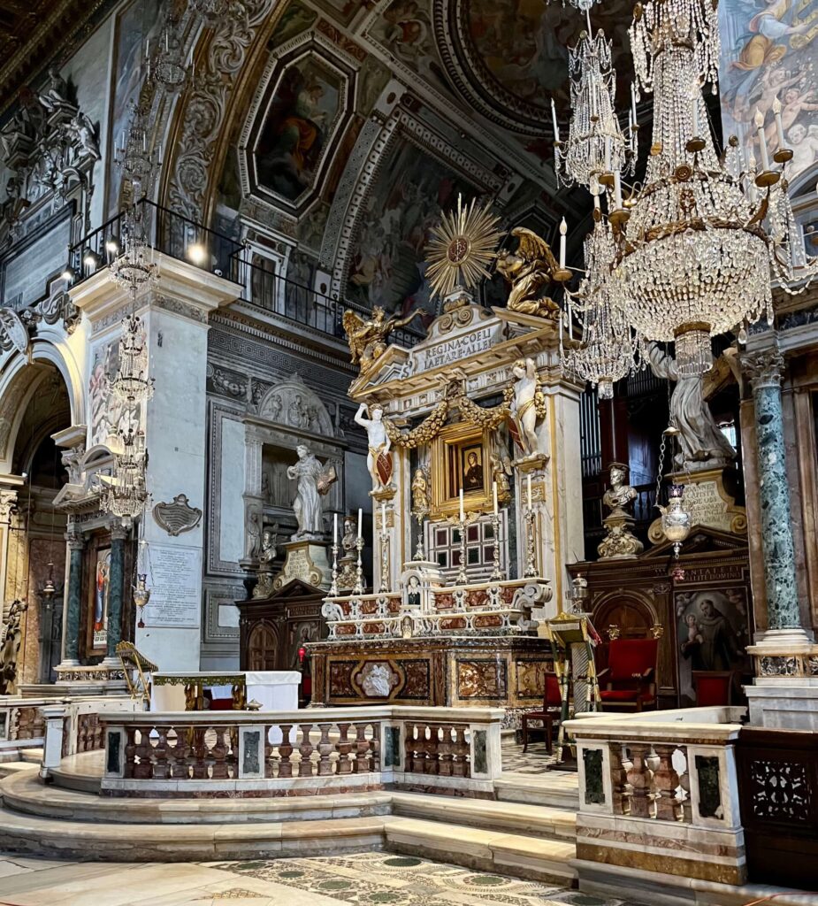 Interior da Basílica de Santa Maria in Aracoeli em Roma com altar histórico e decoração barroca.