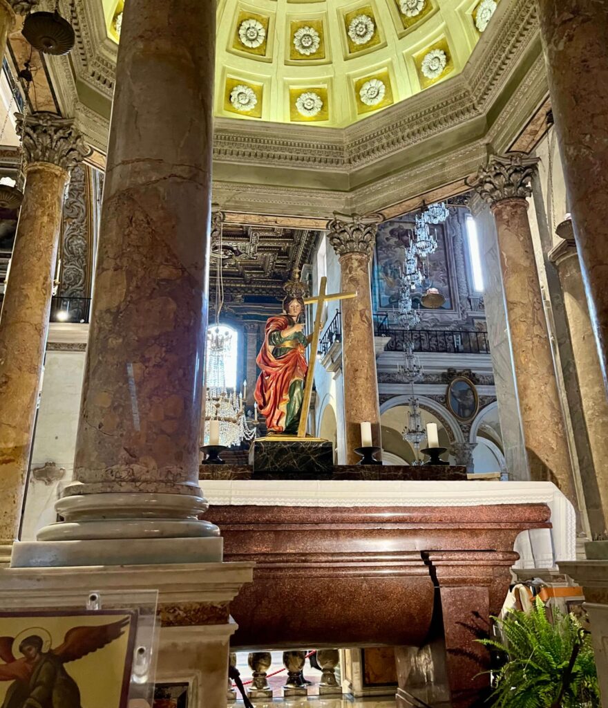 Altar com relíquias de Santa Helena na Basílica de Santa Maria in Aracoeli em Roma.