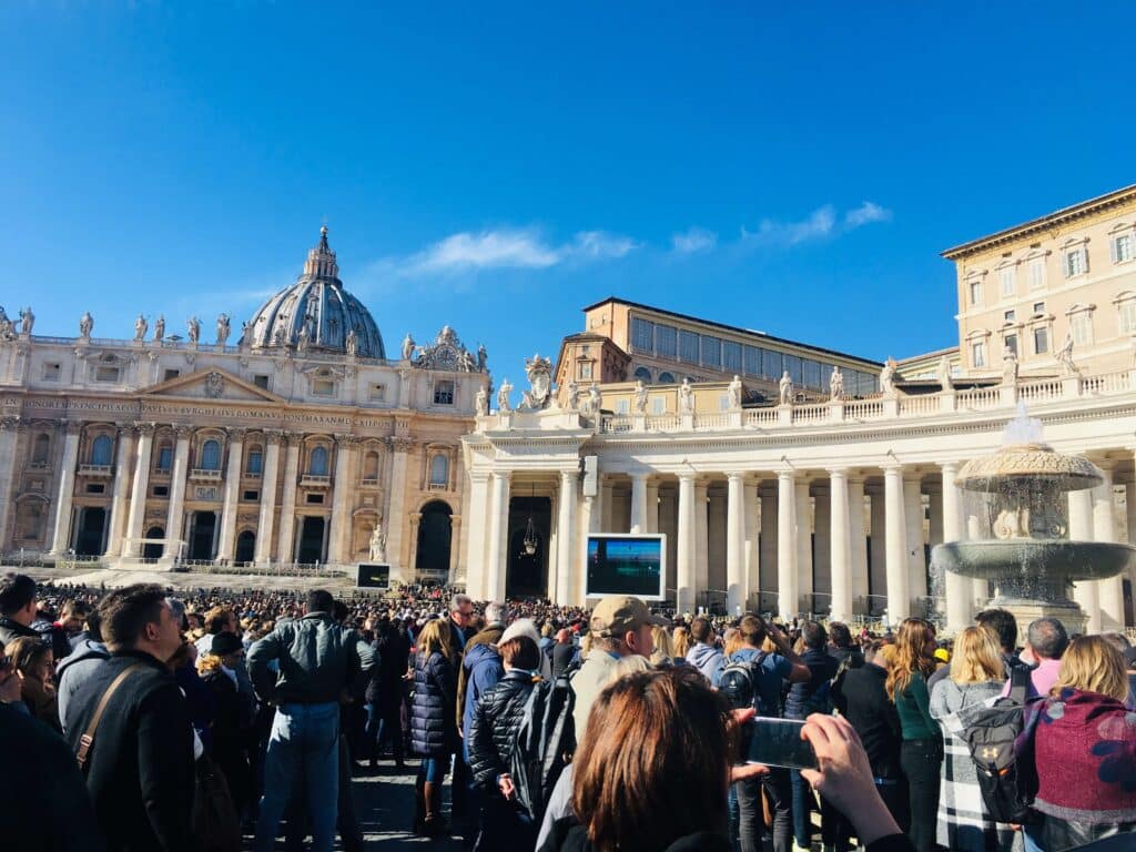 Peregrinos reunidos na Praça São Pedro aguardando o Papa para a oração do Angelus