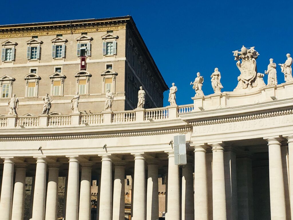 Palácio Apostólico visto da Praça São Pedro, de onde o Papa conduz a oração do Angelus
